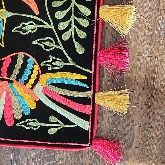 NWOT hand embroidered table runner. - Picture 3 of 5